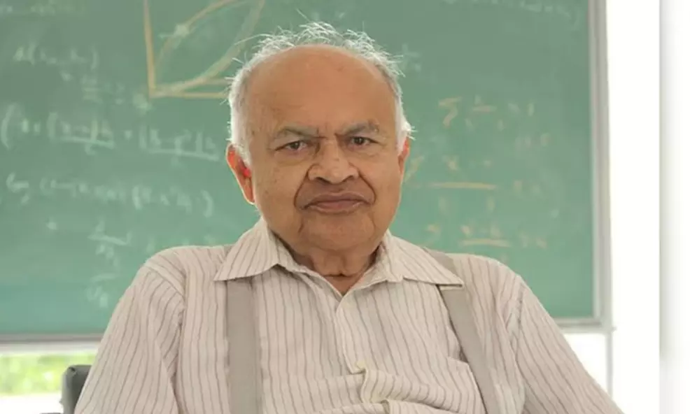 Jayant Narlikar Honoured with Vigyan Ratna Award