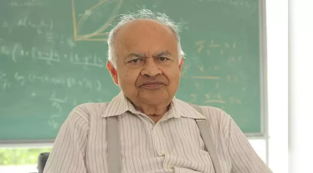 Jayant Narlikar Honoured with Vigyan Ratna Award Jayant Narlikar Honoured with Vigyan Ratna Award