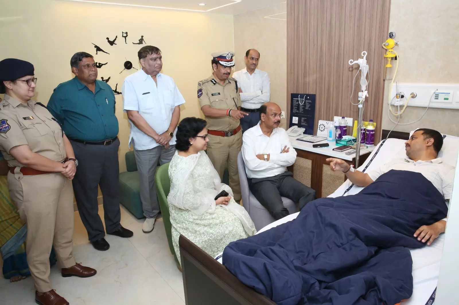 Shivadhar Reddy Calls on DCP Injured in Chaderghat Firing Incident
