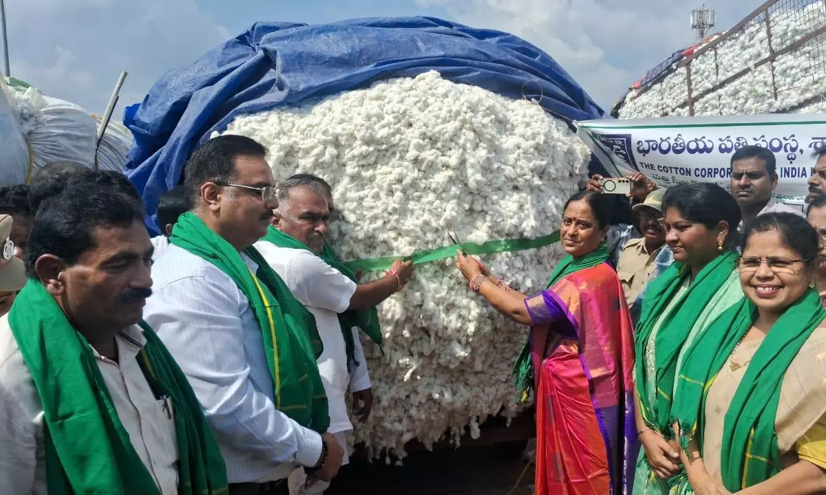 Konda Surekha Asks Farmers to Bring Good Cotton for Best Price