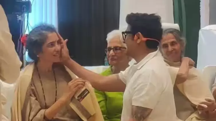 Sonu Nigam Makes Satish Shah’s Wife Madhu Sing ‘Tere Mere Sapne’ Sonu Nigam Makes Satish Shah’s Wife Madhu Sing ‘Tere Mere Sapne’