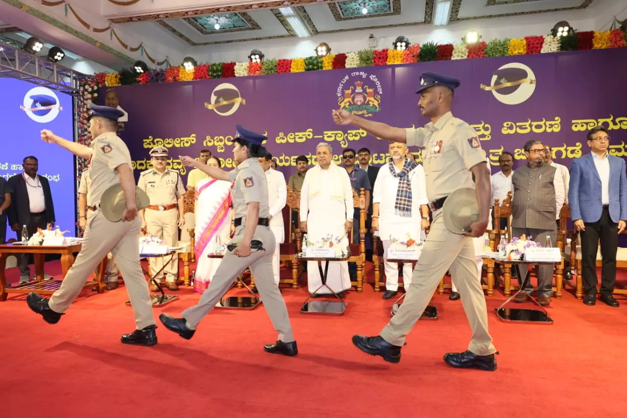 Constables Slouch Hats Replaced By Navy Blue Peak Caps In Karnataka Constables Slouch Hats Replaced By Navy Blue Peak Caps In Karnataka