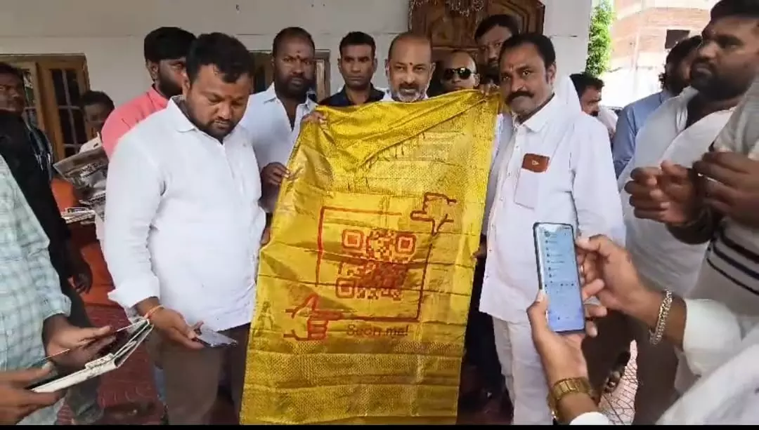 Sircilla Weaver Crafts QR Shawl for PM Modi Sircilla Weaver Crafts QR Shawl for PM Modi