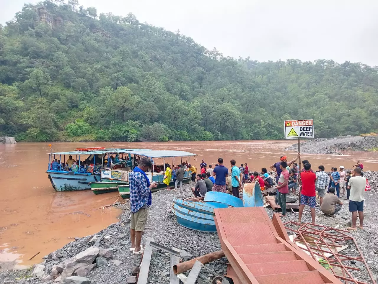 200 Workers Rescued After Being Trapped in Veligonda Tunnel Floods 200 Workers Rescued After Being Trapped in Veligonda Tunnel Floods