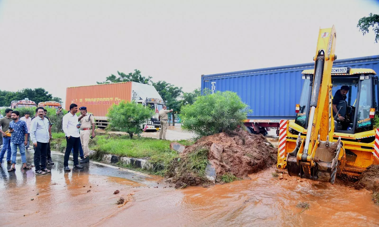 Police Win Praise for Swift Response During Cyclone Montha in Nellore and Prakasam