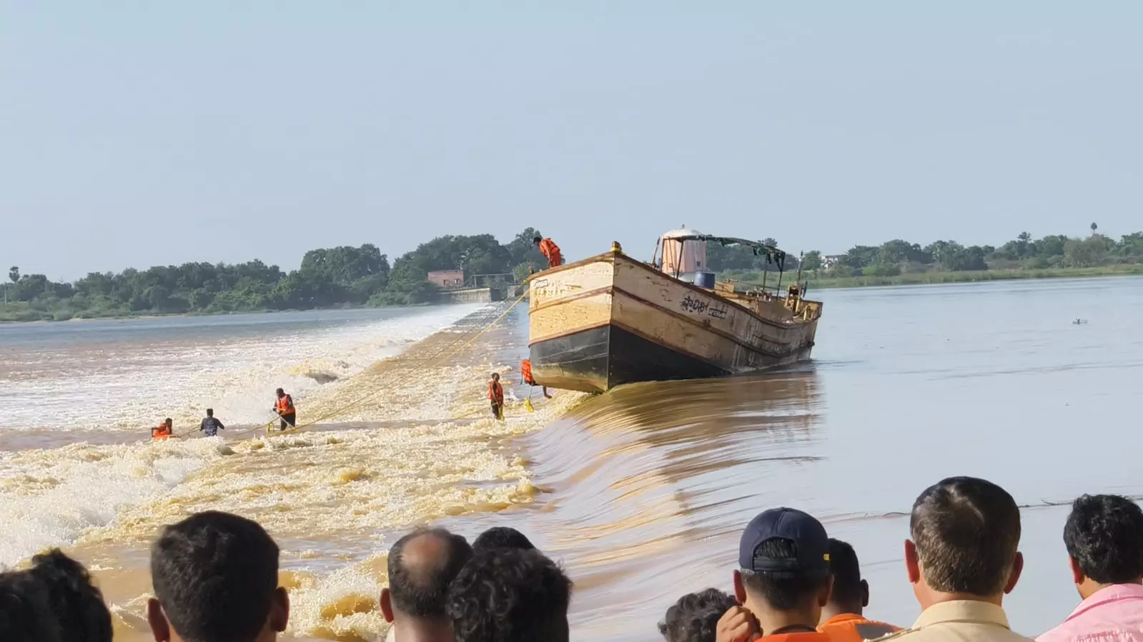 Disaster Averted After 3 Boats Drift Towards Sangam Barrage in Nellore Disaster Averted After 3 Boats Drift Towards Sangam Barrage in Nellore