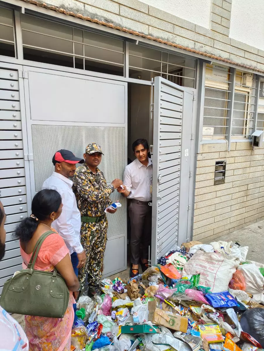 Bengaluru Civic Body Takes To “Intentional” Dumping Of Garbage In Front Of 218 Erring Residents Bengaluru Civic Body Takes To “Intentional” Dumping Of Garbage In Front Of 218 Erring Residents