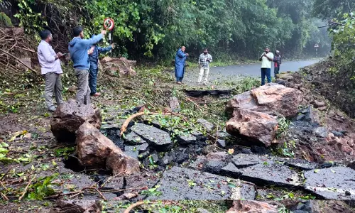 Traffic Closed in ASR as Huge Boulders Crash on Roads Traffic Closed in ASR as Huge Boulders Crash on Roads