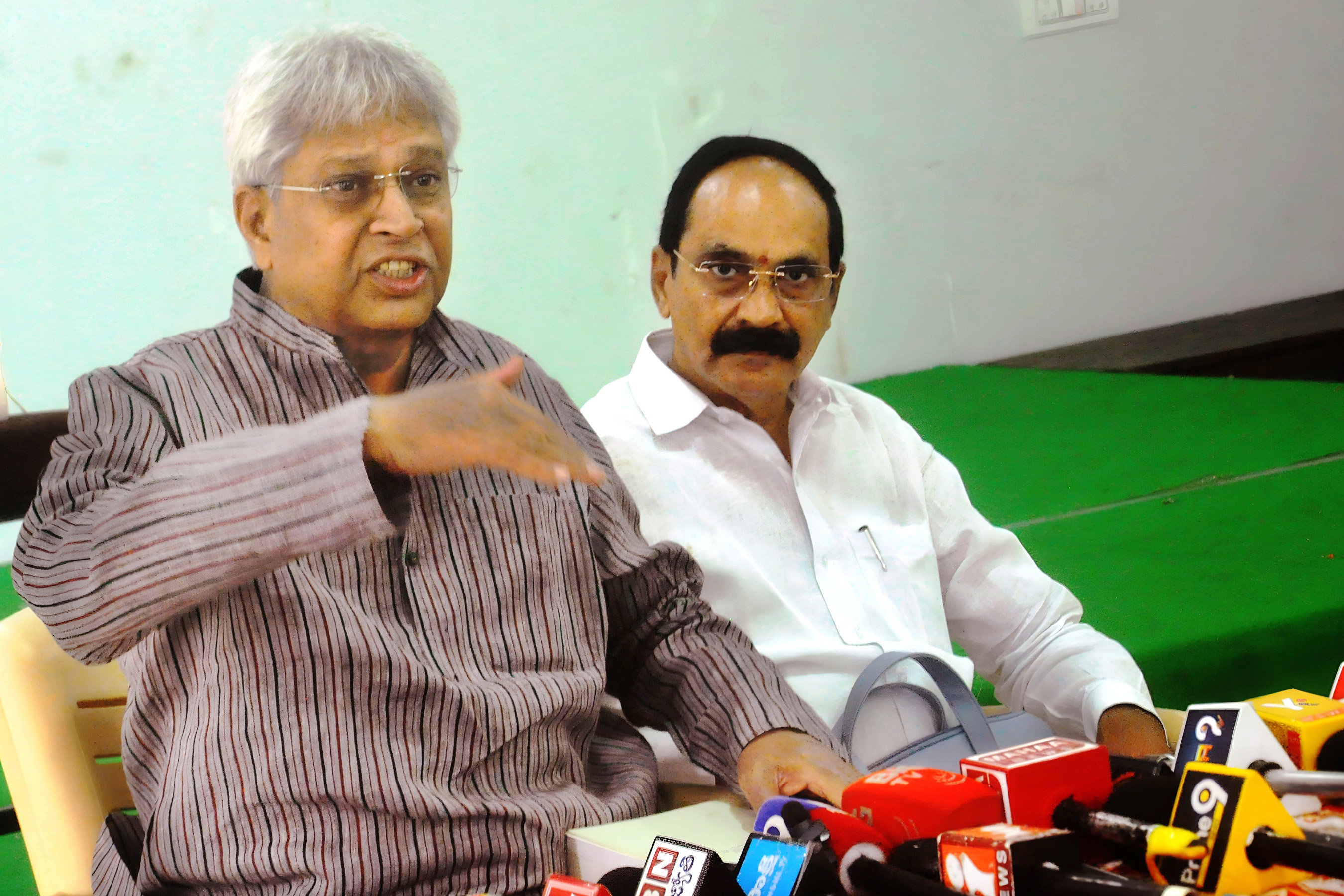 Vundavalli urges politicians to advocate for Andhra Pradesh