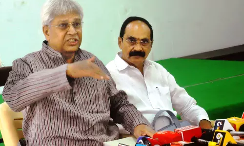 Vundavalli Asks Politicos to Speak Up for Andhra Pradesh
