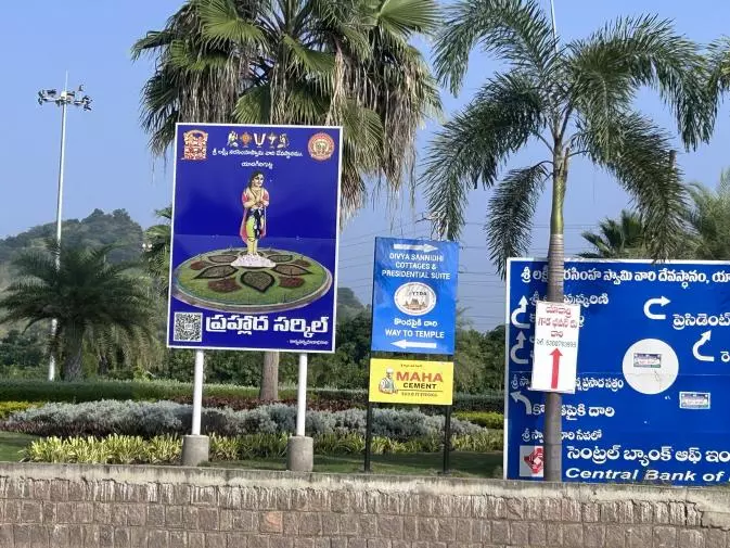 Gods Guide the Way in Yadagirigutta Gods Guide the Way in Yadagirigutta