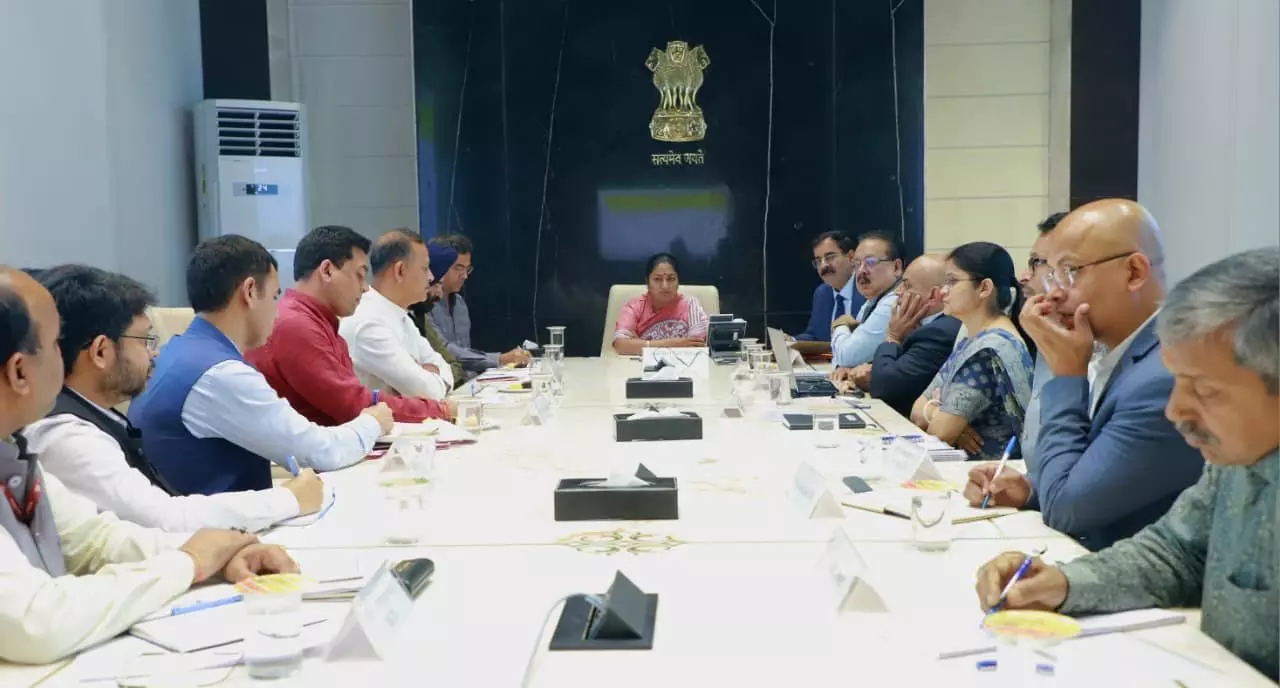 Delhi CM Reviews Pollution Control Measures, Warns Officials of Action for Any Dereliction Delhi CM Reviews Pollution Control Measures, Warns Officials of Action for Any Dereliction