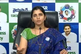 Anchor Shyamala Appears Before Police For Remarks On Bus Mishap