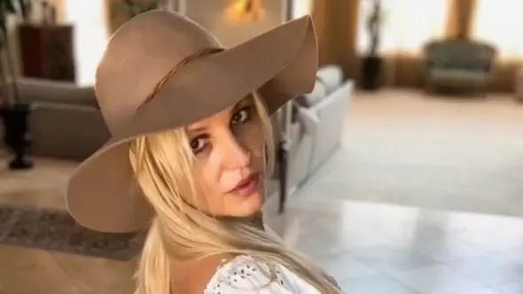 Britney Spears Removes Instagram Following Emotional, Cryptic Posts Britney Spears Removes Instagram Following Emotional, Cryptic Posts