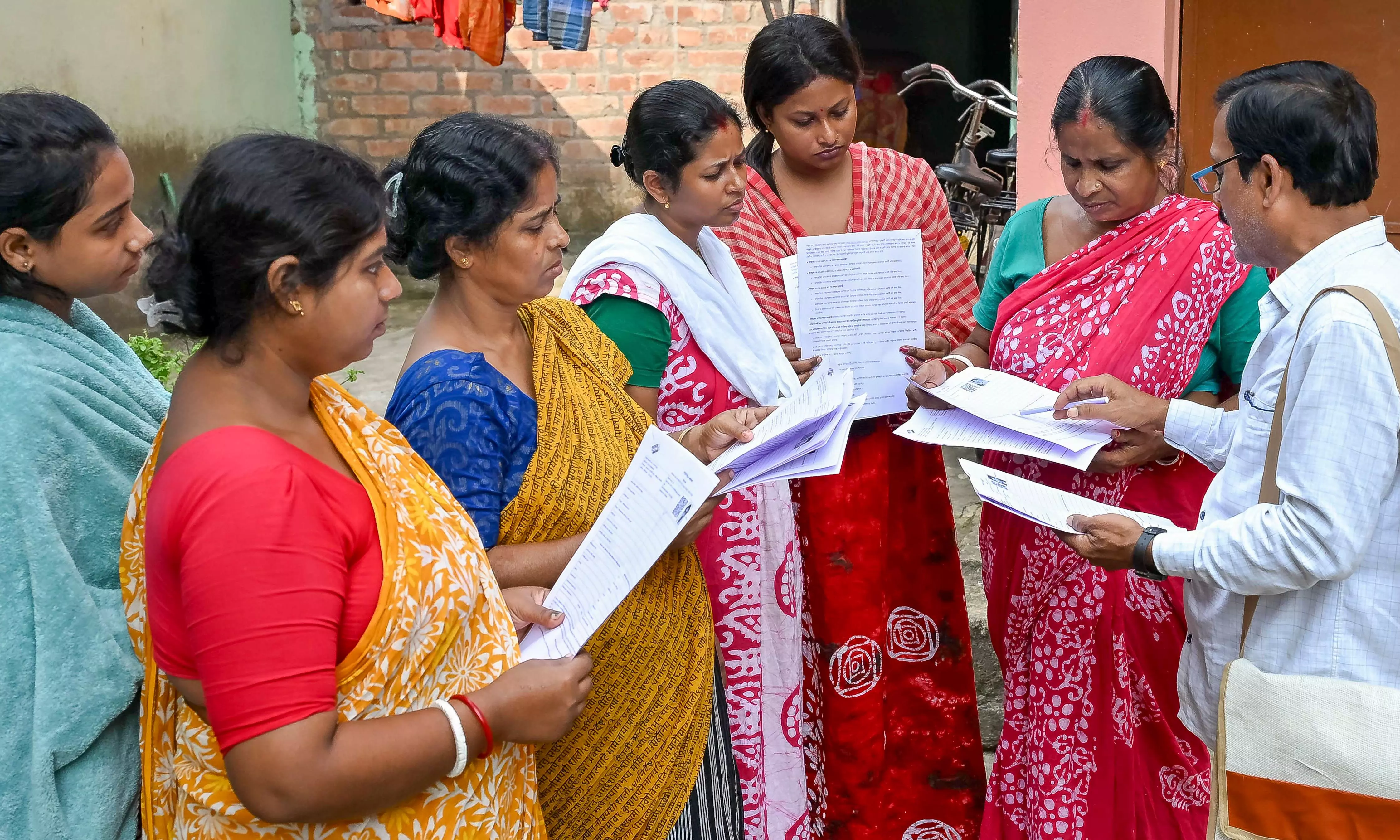 SIR of Electoral Rolls Begins in Bengal Amid Technical Glitches