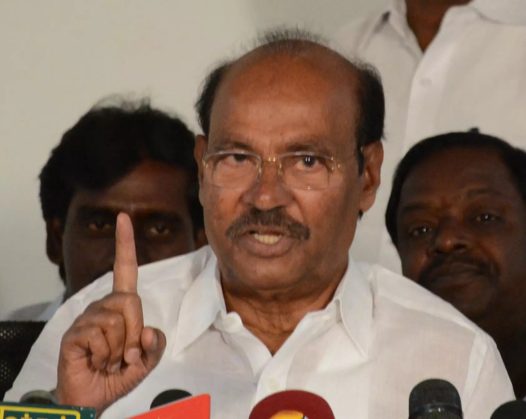 Violent Clash Breaks Out In TN Between Supporters Of Ramadoss, His Son Anbumani Violent Clash Breaks Out In TN Between Supporters Of Ramadoss, His Son Anbumani