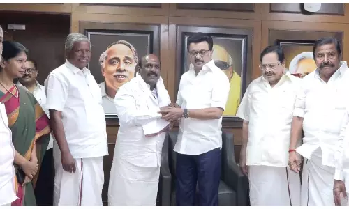 Expelled AIADMK Leader Panneerselvam’s Aide Manoj Pandian Joins DMK