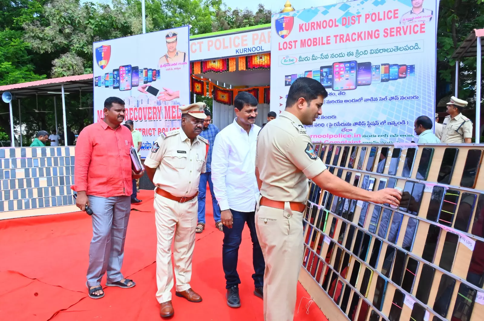 Kurnool Police Return 669 Lost Mobiles to Owners Kurnool Police Return 669 Lost Mobiles to Owners