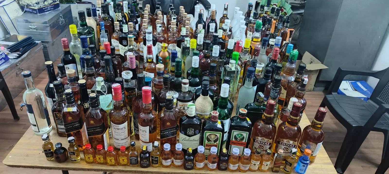 192 Smuggled Liquor Bottles Seized in Pahadisherif 192 Smuggled Liquor Bottles Seized in Pahadisherif