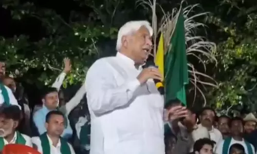 Minister HK Patil Meets Agitating Sugarcane Farmers at Gurlapur Cross; No Breakthrough in Talks Minister HK Patil Meets Agitating Sugarcane Farmers at Gurlapur Cross; No Breakthrough in Talks