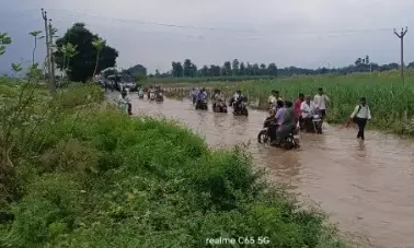 Rayalacheruvu Breach Floods Villages in Srikalahasti