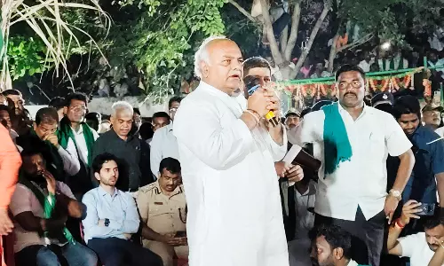 Shivananda Patil Meets Protesting Farmers, Assures Quick Resolution