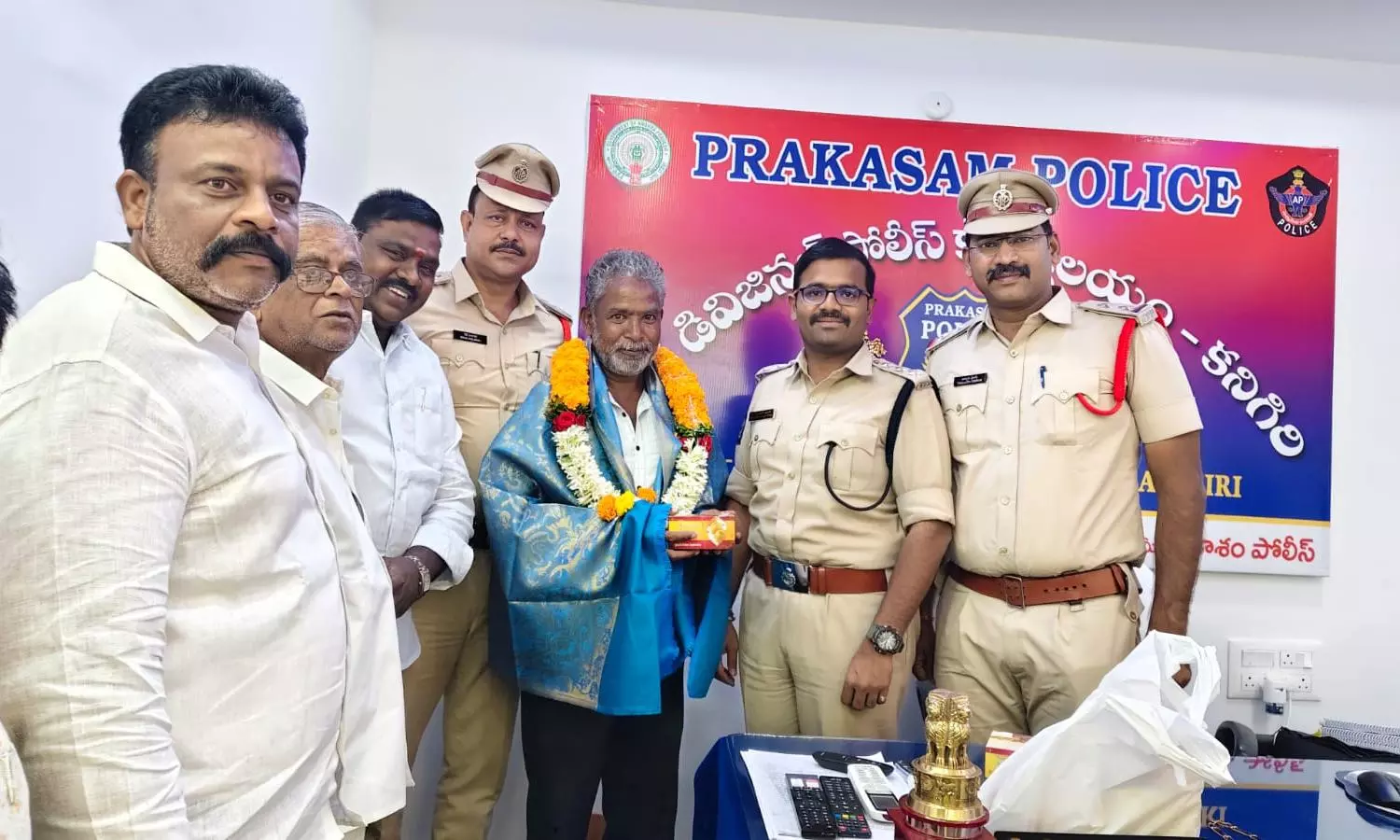 Honest Vendor Wins Praise For Returning Gold, Cash