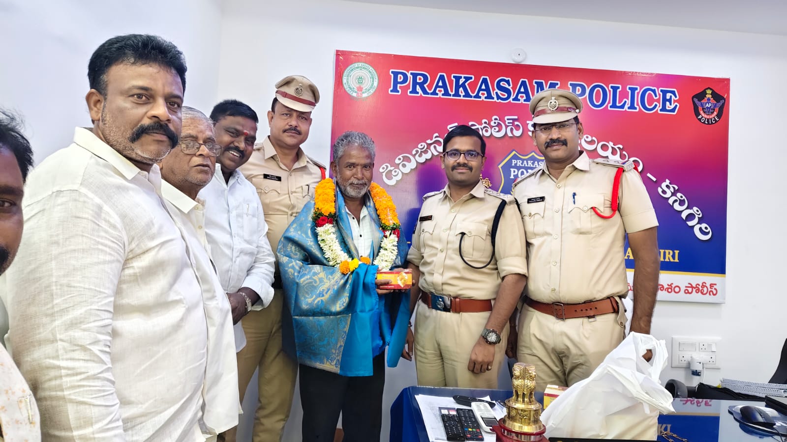 Honest Fruit Vendor Lauded for Returning Bag with Gold and Cash