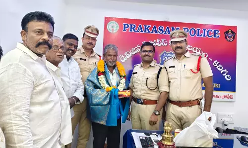 Honest Vendor Wins Praise For Returning Gold, Cash