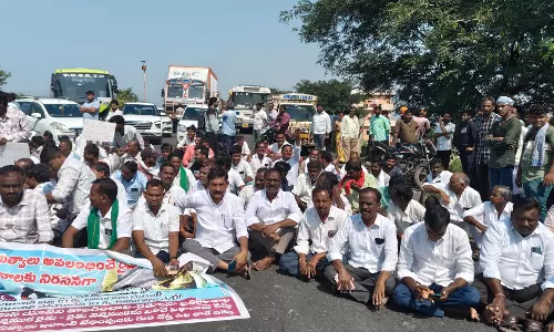 Cotton Farmers Block NH 44, Urge CCI To Raise Moisture Limit Cotton Farmers Block NH 44, Urge CCI To Raise Moisture Limit