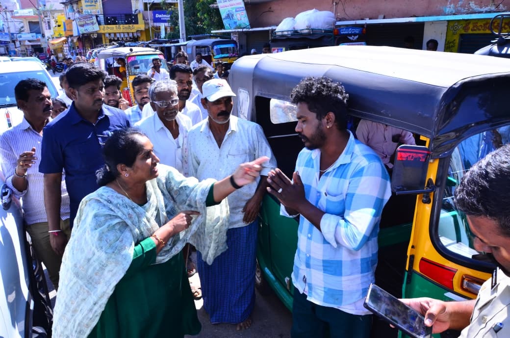 Minister Savitha Halts Drunk Auto Driver, Orders Police Action