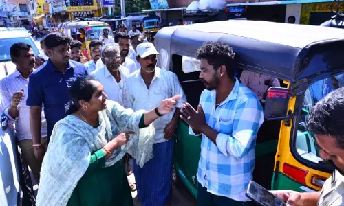 Minister Savitha Stops Drunk Auto Driver, Orders Action Minister Savitha Stops Drunk Auto Driver, Orders Action