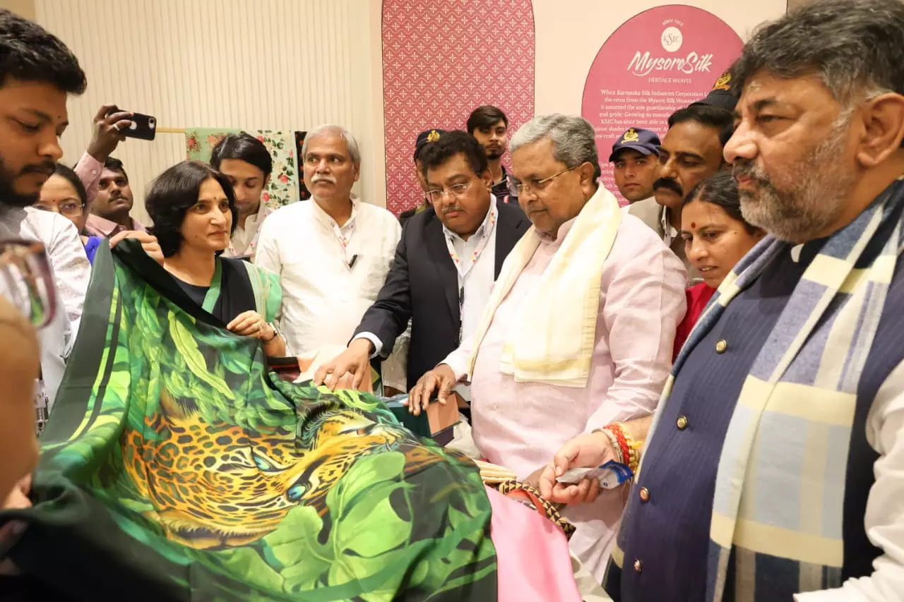 Siddaramaiah Inaugurates ‘Kalaloka’ Store at Bengaluru Airport