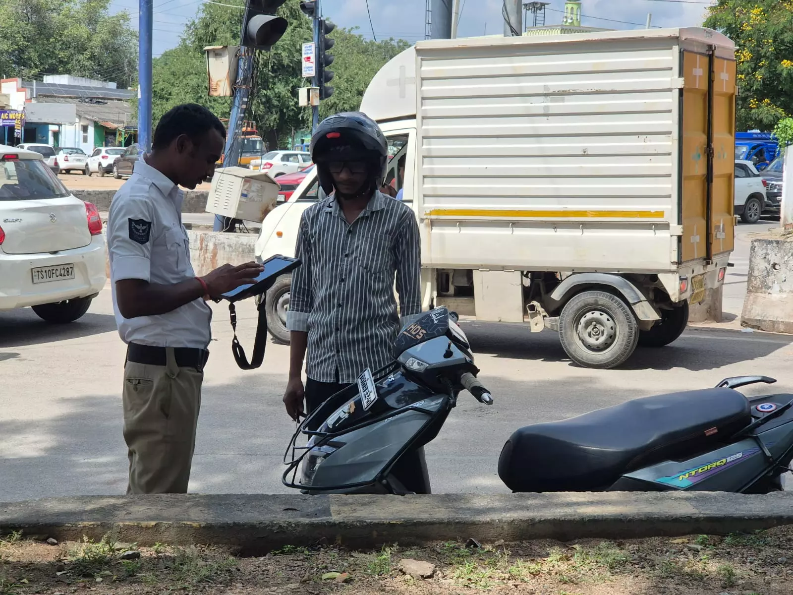 Follow Traffic Rules or Lose Licence: Telangana Police Get Tough on Violations Follow Traffic Rules or Lose Licence: Telangana Police Get Tough on Violations