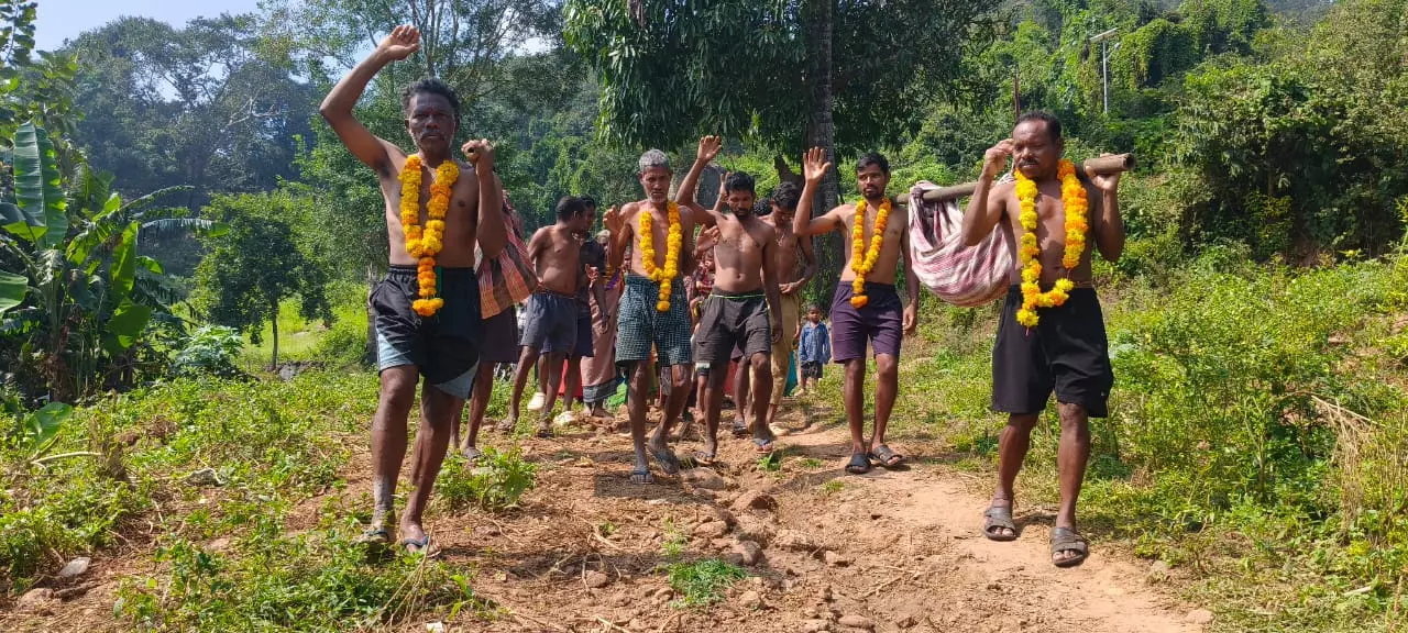 Cyclone Washes Away Rs 1 Cr Road in Anakapalle; Villagers Protest Half-Naked Cyclone Washes Away Rs 1 Cr Road in Anakapalle; Villagers Protest Half-Naked