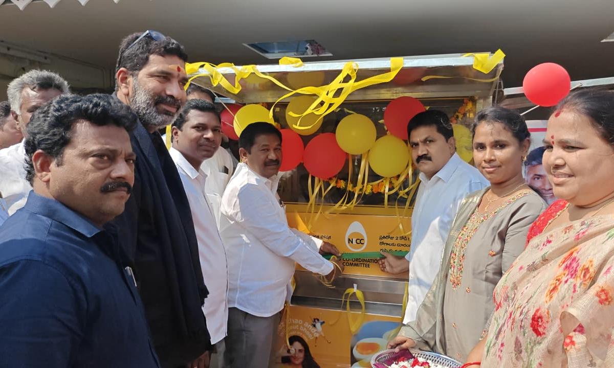 Government Aids Women's Entrepreneurship with Egg Cart Distribution