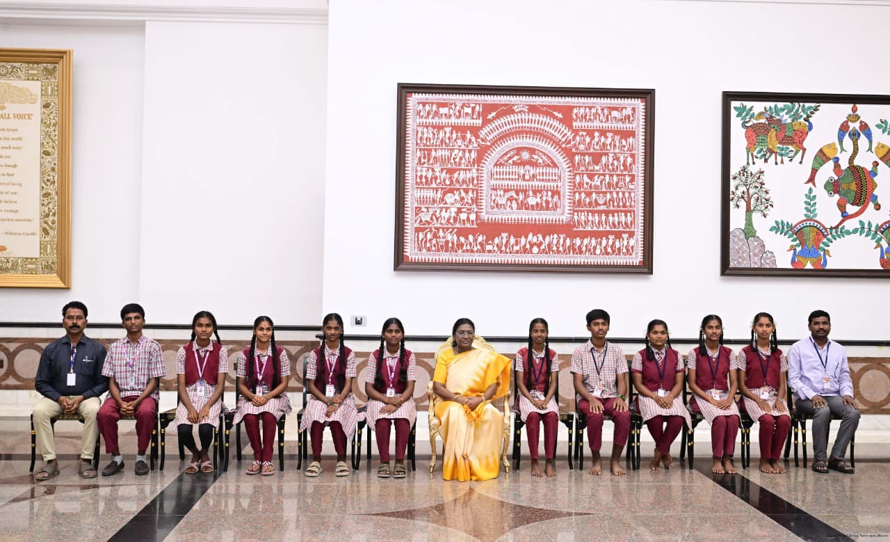 Telangana Students Meet President Murmu at Rashtrapati Bhavan