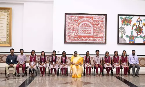 Educational Tour Facilitates PMShri ZPHS Students in Telangana to Meet Murmu