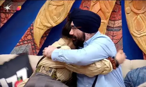 Ashnoor Kaur’s Father Steals Bigg Boss 19 Episode with Heart & Humor Ashnoor Kaur’s Father Steals Bigg Boss 19 Episode with Heart & Humor
