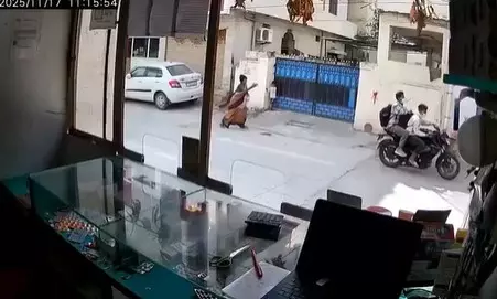 Video: Chain Snatching Reported in Broad Daylight in Hyderabad Video: Chain Snatching Reported in Broad Daylight in Hyderabad