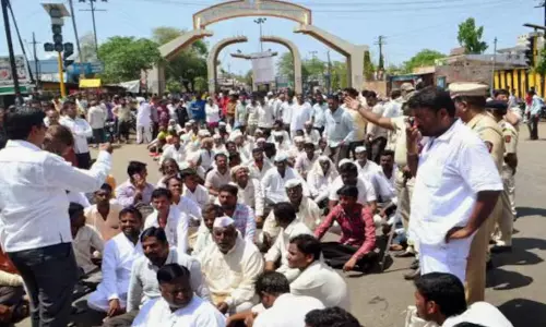 Shiv Sena Ministers Boycott Cabinet Meeting Over BJP Poaching