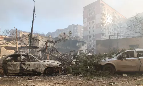 US Presses Ukraine to Cede Land as Russian Strikes Kill 26