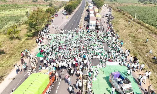 Traffic Hit as Farmers Block NH 44 Over CCI’s Cotton Buying Rules