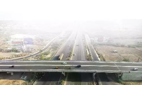 High Speed ORR Turns Risky as Vehicles Parked Illegally High Speed ORR Turns Risky as Vehicles Parked Illegally