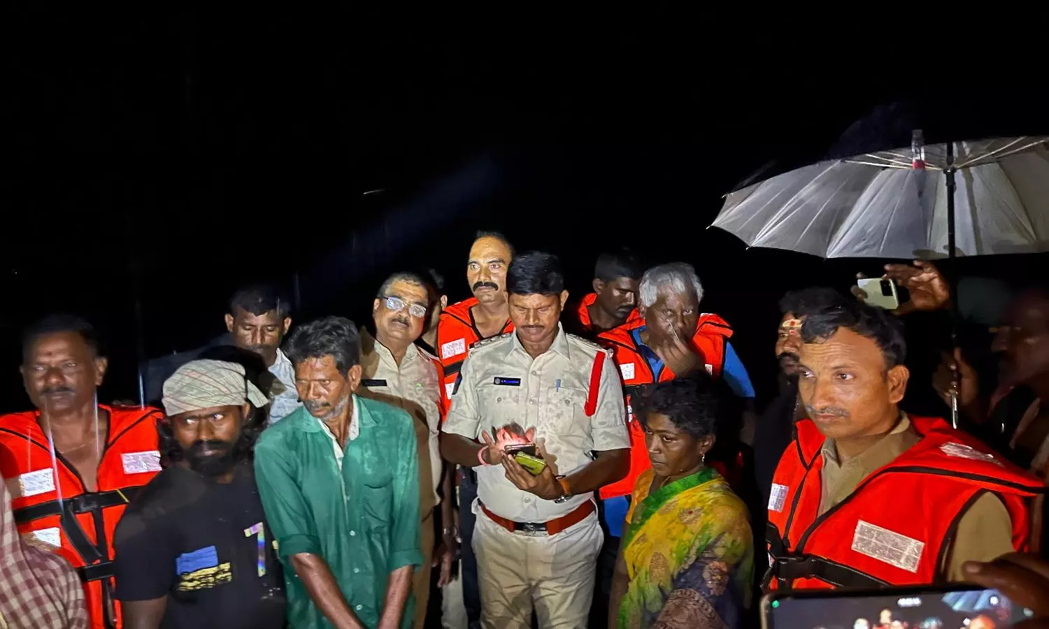 Swift Rescue: Six Cattle Herders Saved from Surging Penna River in Atmakur