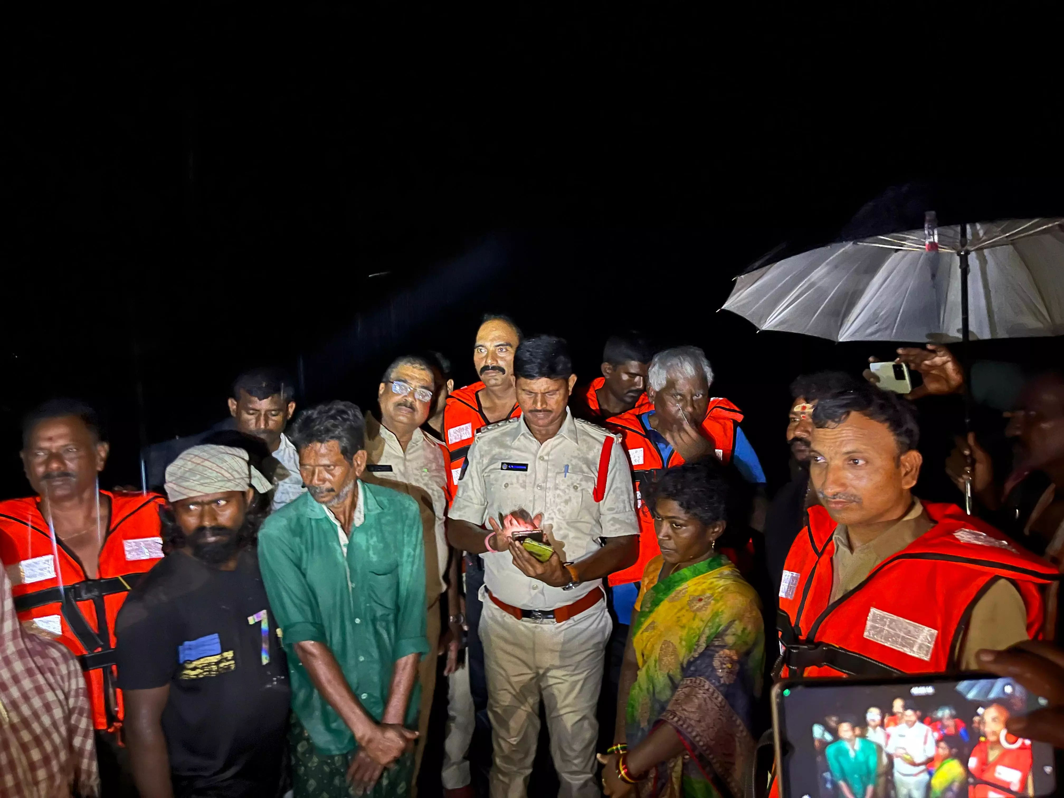 Swift Rescue: Six Cattle Herders Saved from Surging Penna River in Atmakur Swift Rescue: Six Cattle Herders Saved from Surging Penna River in Atmakur
