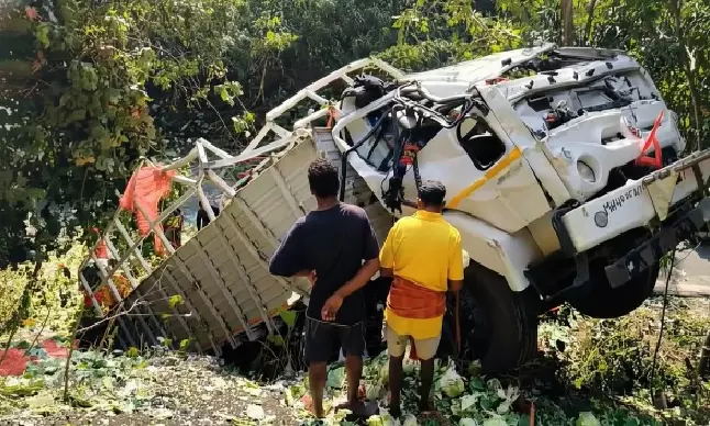 GPS Goes Silent: Cabbage-Laden Truck From MP Plunges Into Gorge in Odisha; 3 Injured