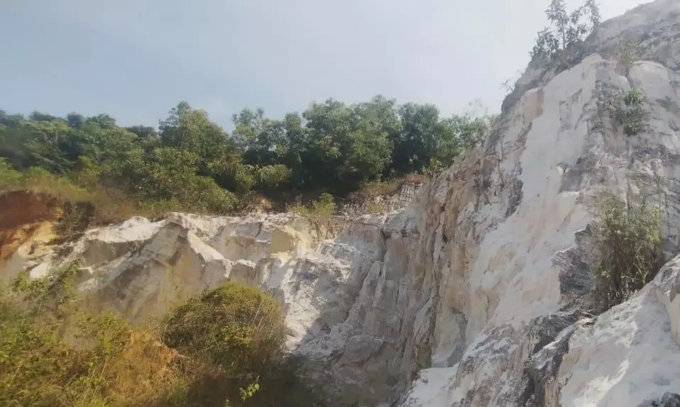 Villagers Of Bennavolu In Anakapalli District Split Over White Clay Excavation