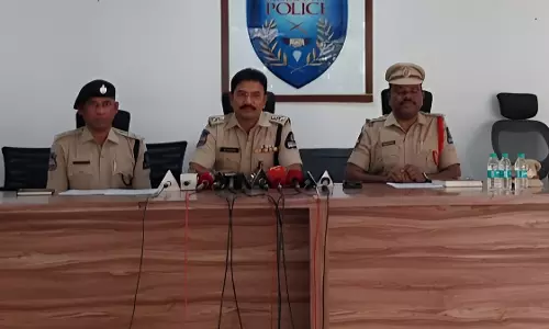 Man Posing as IPS Officer Held in Filmnagar Man Posing as IPS Officer Held in Filmnagar