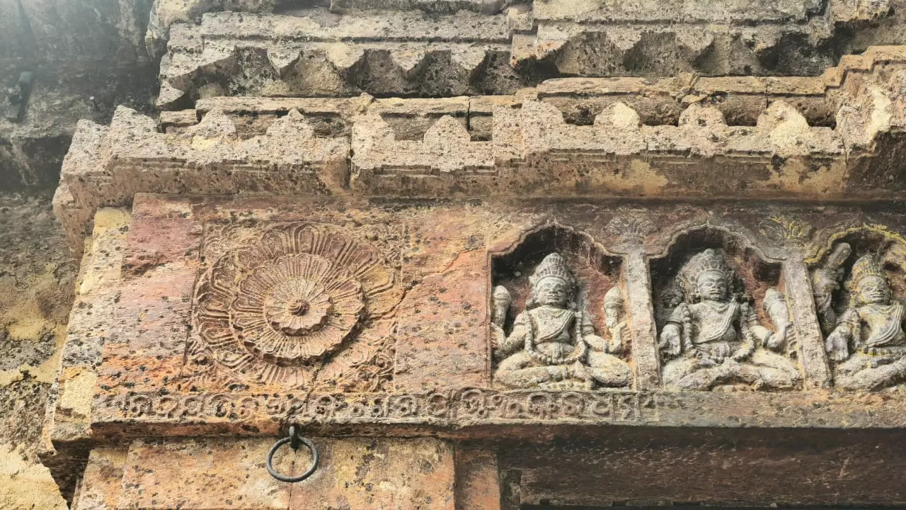 Rare 300-year-old Telugu, Odia Inscription Found at Paralakhemundi Temple Rare 300-year-old Telugu, Odia Inscription Found at Paralakhemundi Temple